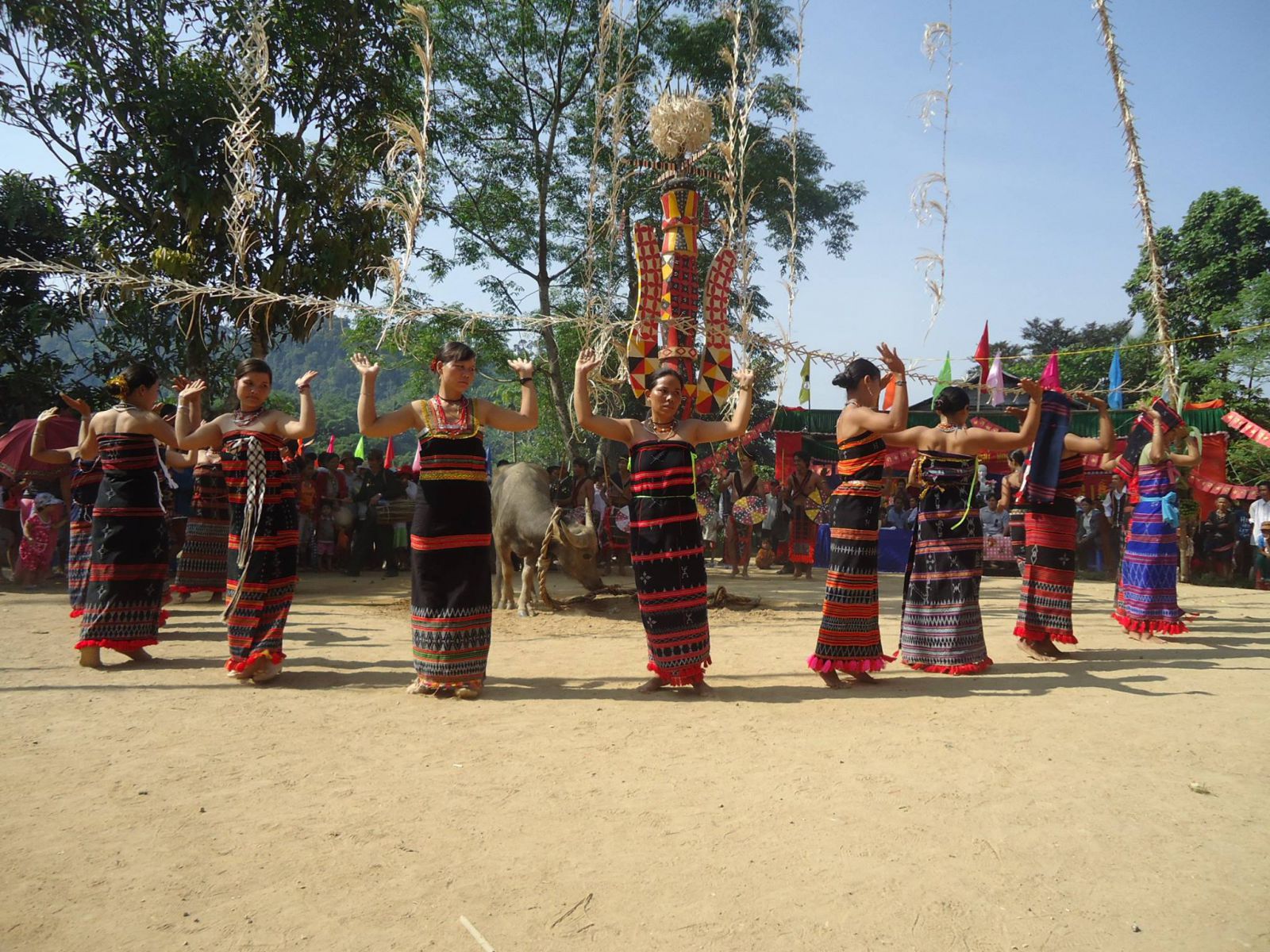 Lễ khánh thành nhà Gươl thôn pà ia- Ta Bhing